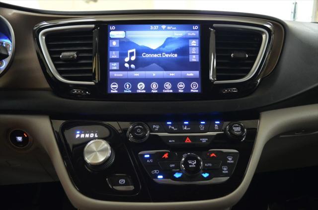 Photo of 2018 Black Chrysler Pacifica
