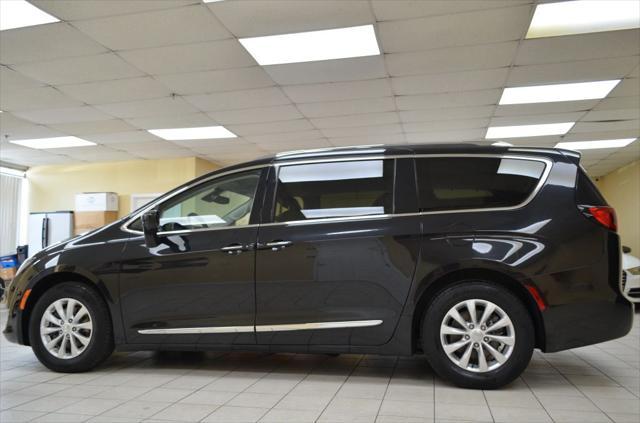 Photo of 2018 Black Chrysler Pacifica