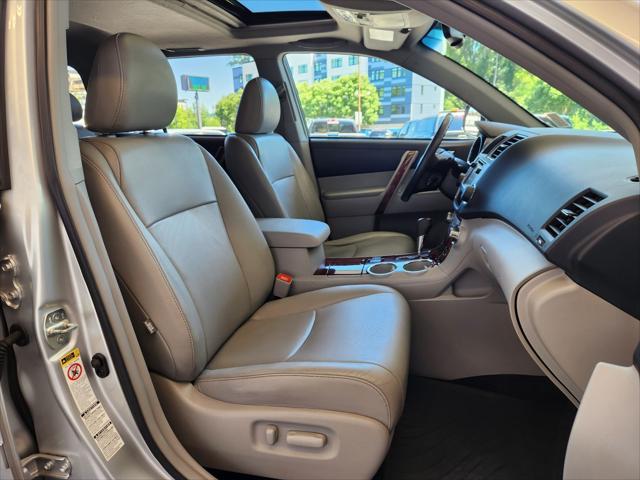 Photo of 2013 Classic Silver Metallic Toyota Highlander