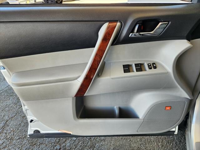 Photo of 2013 Classic Silver Metallic Toyota Highlander