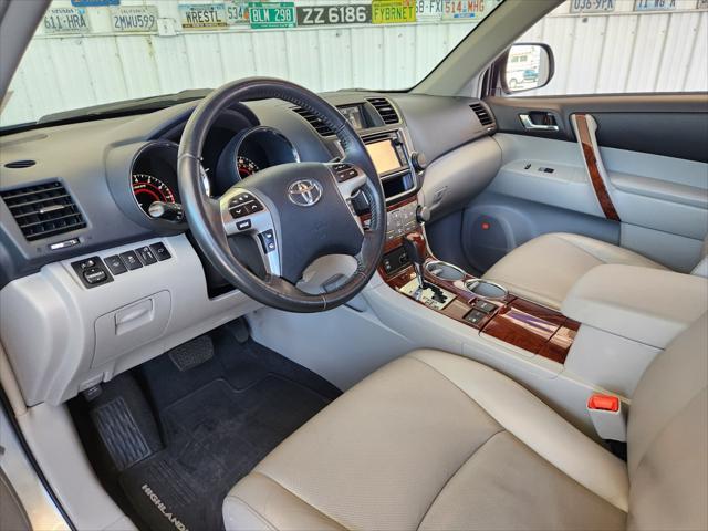 Photo of 2013 Classic Silver Metallic Toyota Highlander