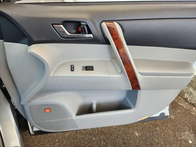Photo of 2013 Classic Silver Metallic Toyota Highlander