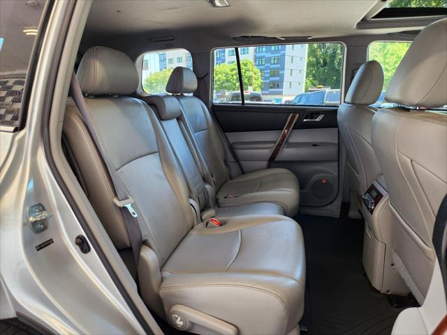 Photo of 2013 Classic Silver Metallic Toyota Highlander