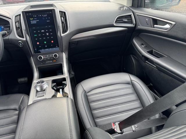 Photo of 2024 Agate Black Metallic Ford Edge