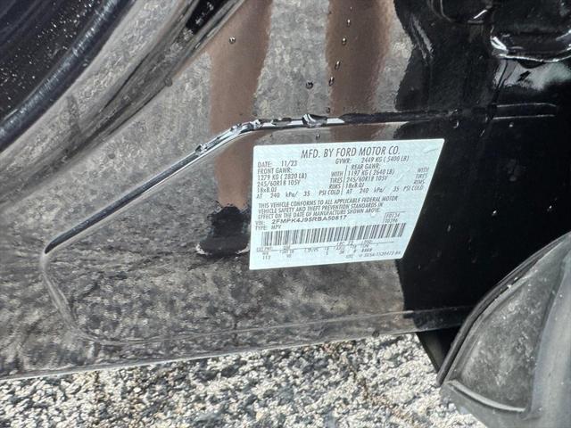 Photo of 2024 Agate Black Metallic Ford Edge