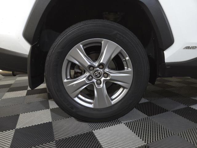 Photo of 2022 White Toyota RAV4 Hybrid