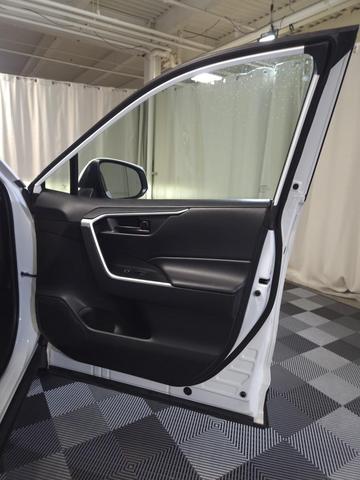 Photo of 2022 White Toyota RAV4 Hybrid