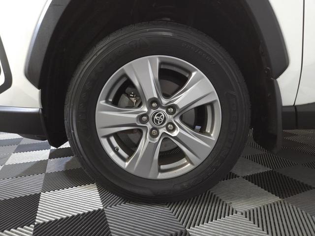 Photo of 2022 White Toyota RAV4 Hybrid