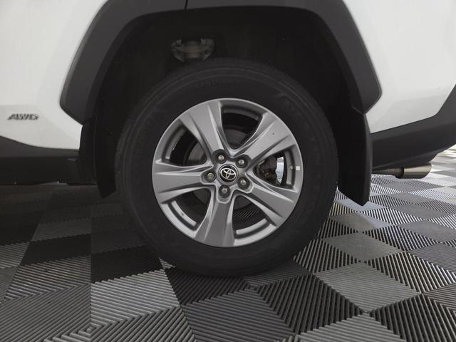 Photo of 2022 White Toyota RAV4 Hybrid