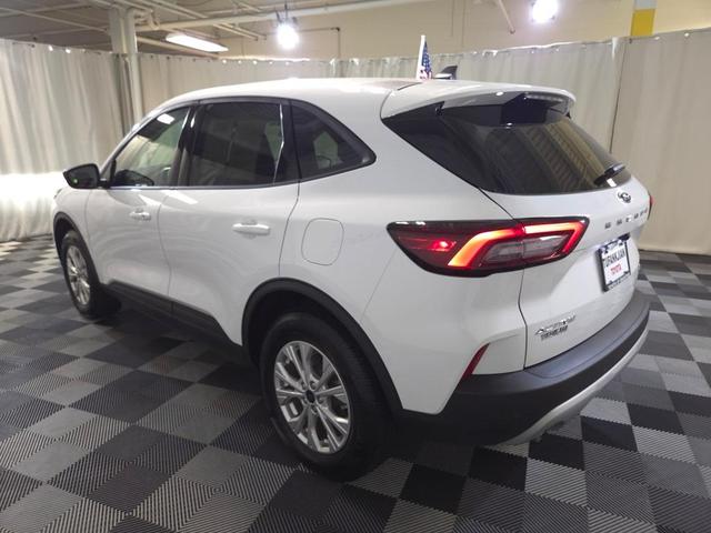 Photo of 2025 Oxford White Ford Escape