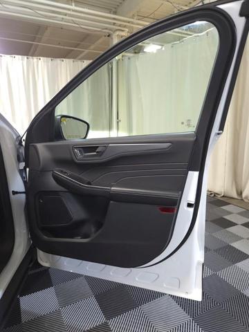 Photo of 2025 Oxford White Ford Escape
