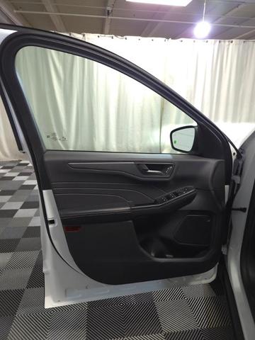 Photo of 2025 Oxford White Ford Escape