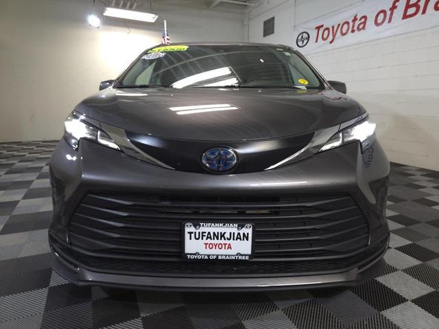 Photo of 2022 Predawn Gray Mica Toyota Sienna
