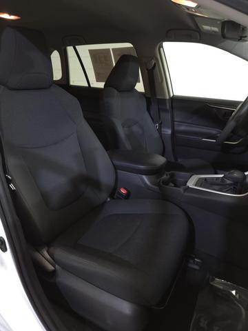 Photo of 2021 Super White Toyota RAV4
