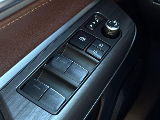 Photo of 2022 Celestial Black Toyota Venza