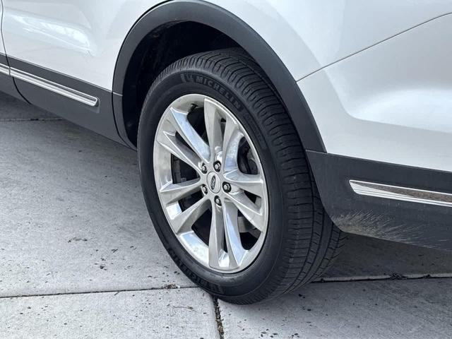 Photo of 2018 White Platinum Metallic Tri-Coat Ford Explorer