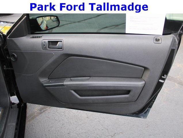 Photo of 2014 Black Ford Mustang