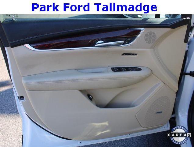 Photo of 2019 Crystal White Tricoat Cadillac XT5