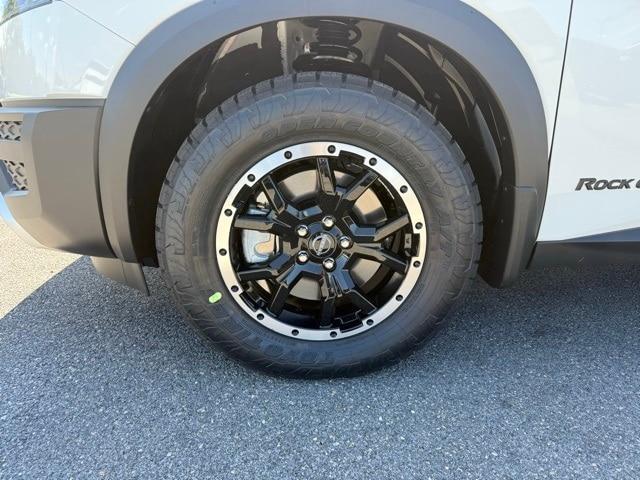 Photo of 2025 Glacier White Nissan Pathfinder