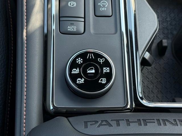Photo of 2025 Glacier White Nissan Pathfinder