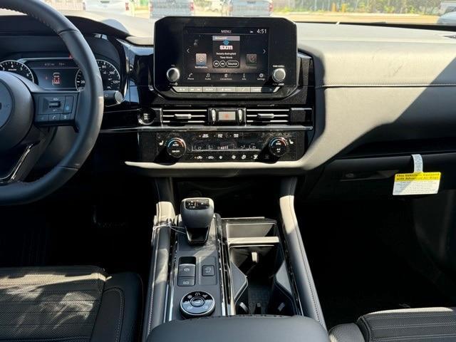 Photo of 2025 Glacier White Nissan Pathfinder