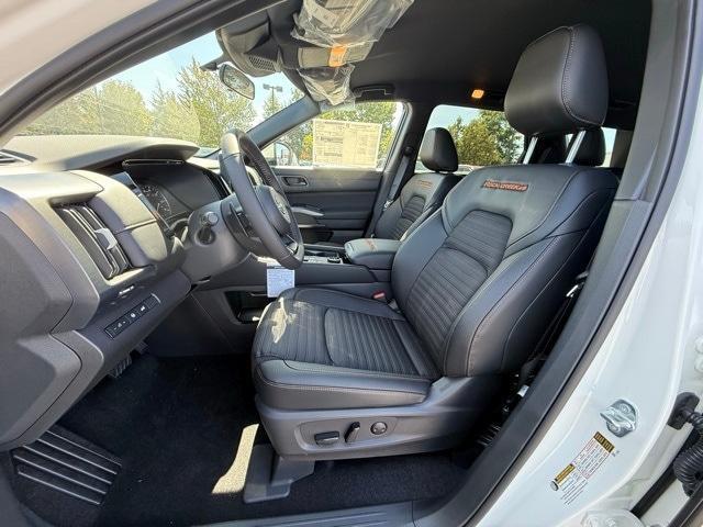 Photo of 2025 Glacier White Nissan Pathfinder