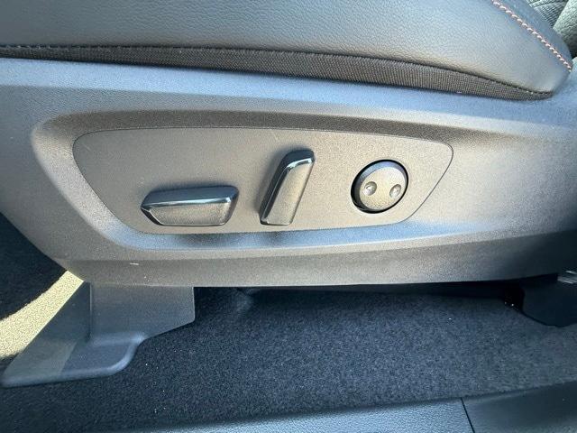 Photo of 2025 Glacier White Nissan Pathfinder
