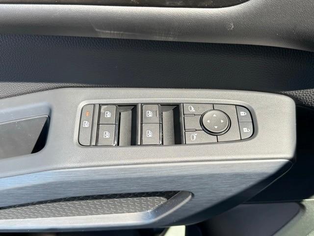 Photo of 2025 Glacier White Nissan Pathfinder