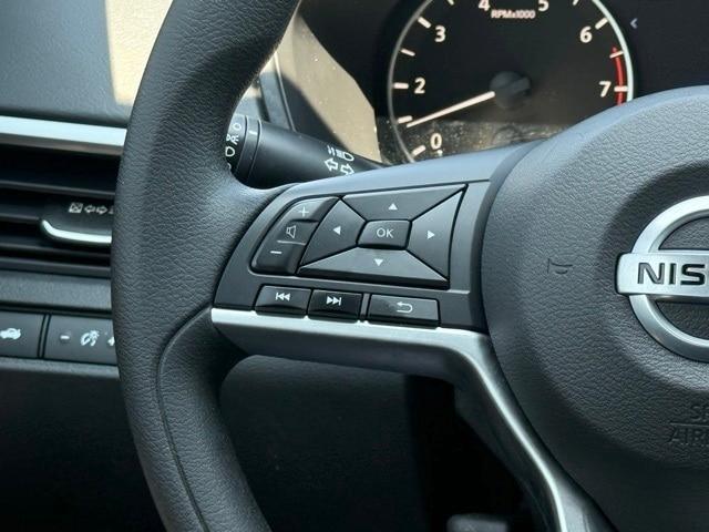 Photo of 2022 White Nissan Altima