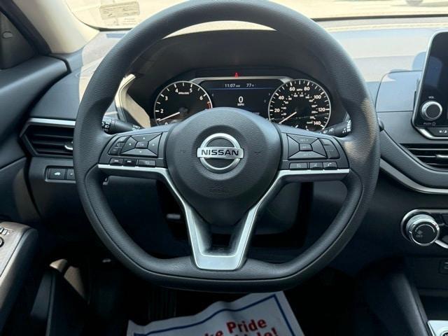 Photo of 2022 White Nissan Altima