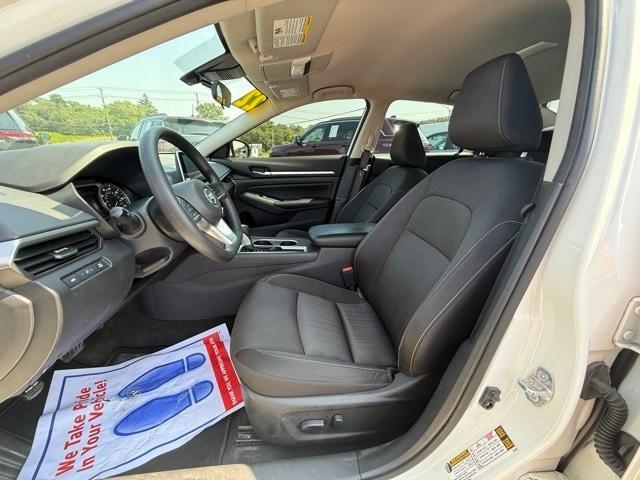 Photo of 2022 White Nissan Altima