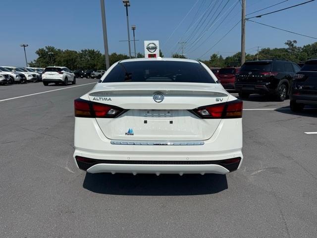 Photo of 2022 White Nissan Altima