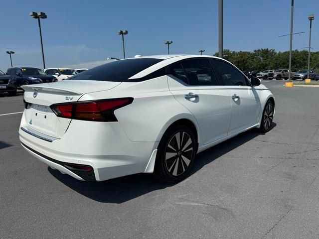Photo of 2022 White Nissan Altima