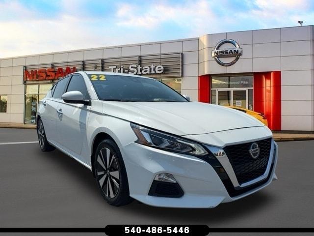 Photo of 2022 White Nissan Altima