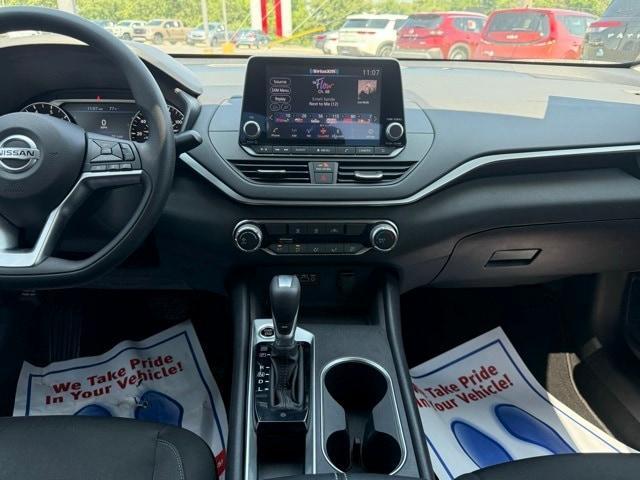 Photo of 2022 White Nissan Altima