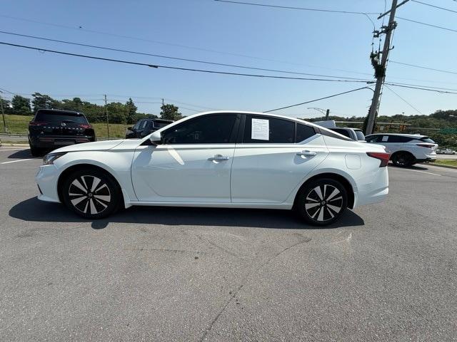 Photo of 2022 White Nissan Altima