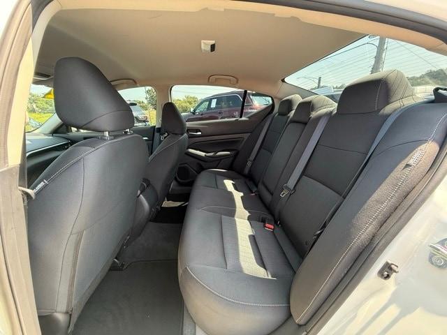 Photo of 2022 White Nissan Altima