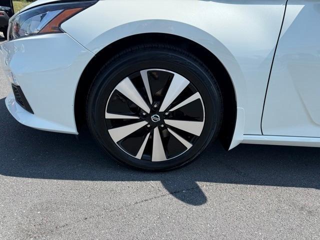 Photo of 2022 White Nissan Altima