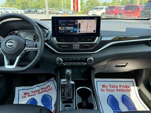 Photo of 2023 White Nissan Altima