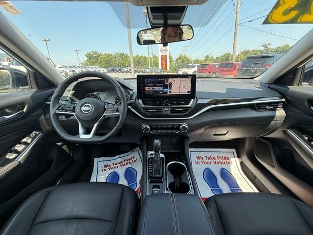 Photo of 2023 White Nissan Altima