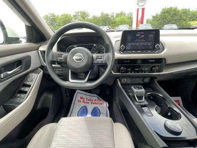 Photo of 2023 White Nissan Rogue