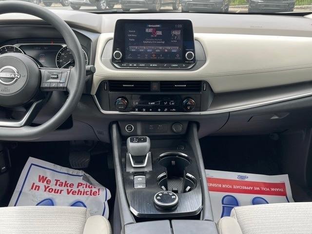 Photo of 2023 White Nissan Rogue