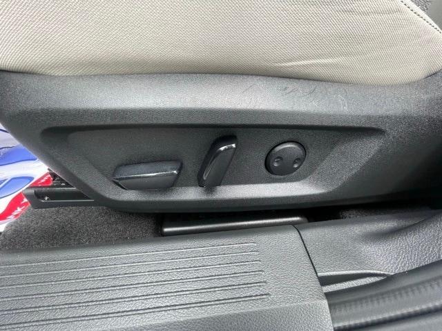 Photo of 2023 White Nissan Rogue