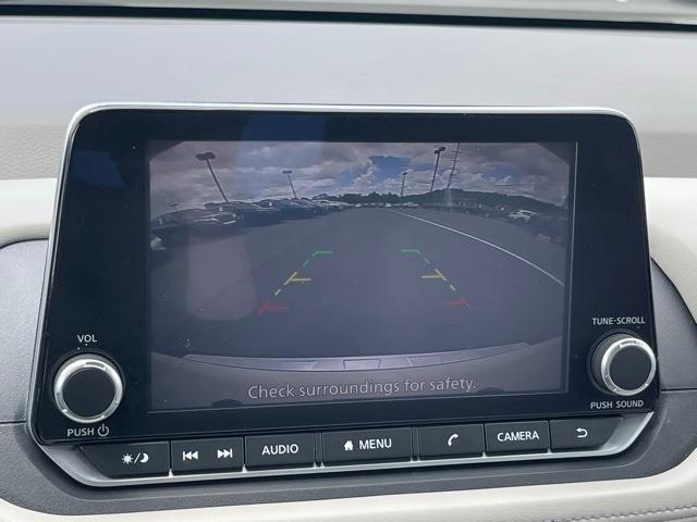 Photo of 2023 White Nissan Rogue