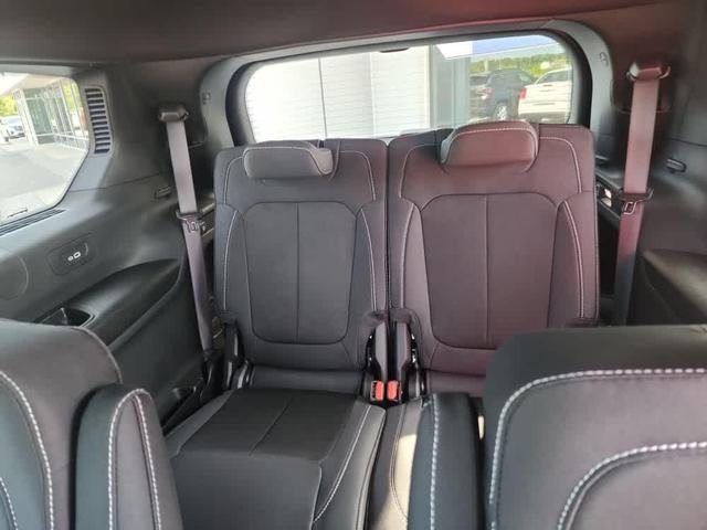 Photo of 2025 Diamond Black Crystal Pearlcoat Jeep Grand Cherokee L