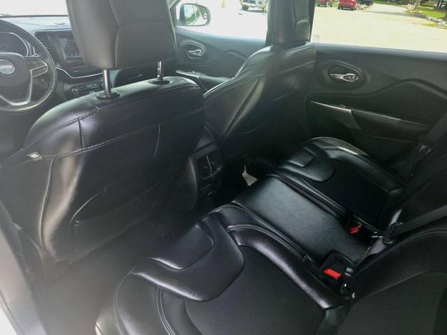 Photo of 2019 Bright White Clearcoat Jeep Cherokee
