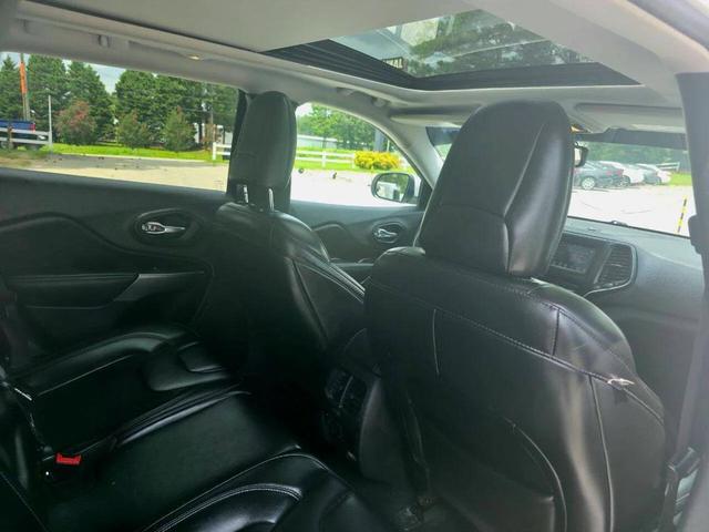 Photo of 2019 Bright White Clearcoat Jeep Cherokee