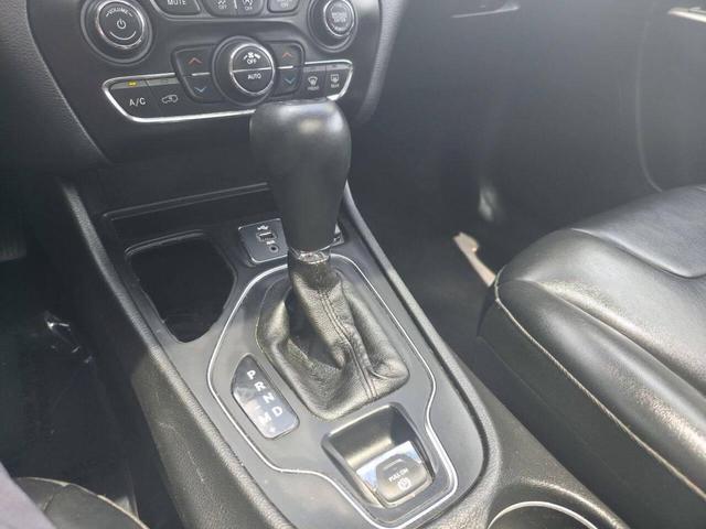 Photo of 2019 Bright White Clearcoat Jeep Cherokee