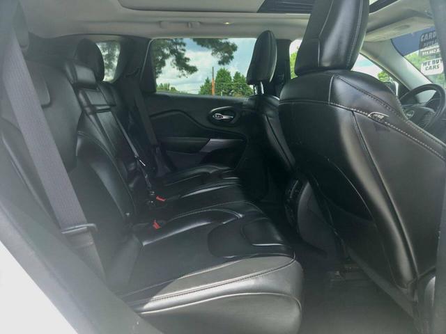 Photo of 2019 Bright White Clearcoat Jeep Cherokee