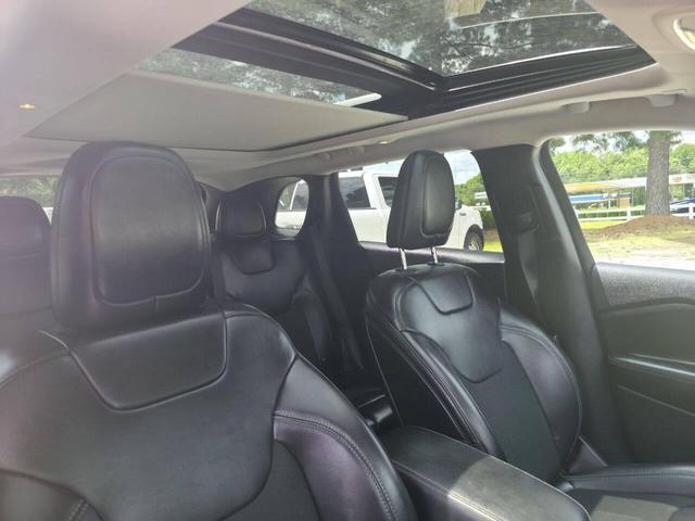 Photo of 2019 Bright White Clearcoat Jeep Cherokee